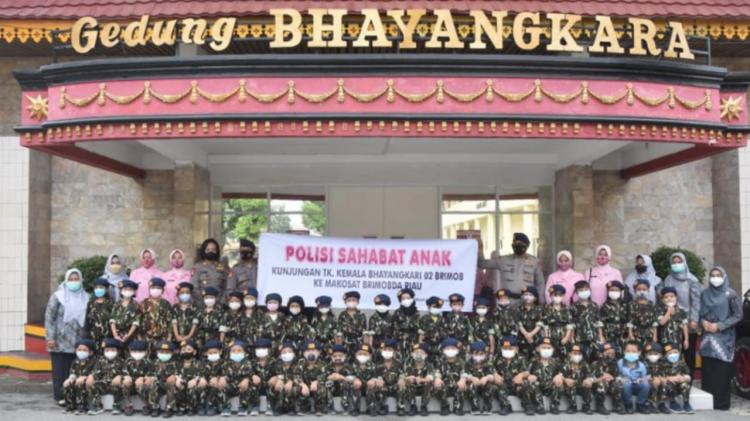 Sat Brimob Polda Riau Dikunjungi Siswa dan Siswi TK Kemala Bhayangkari 02