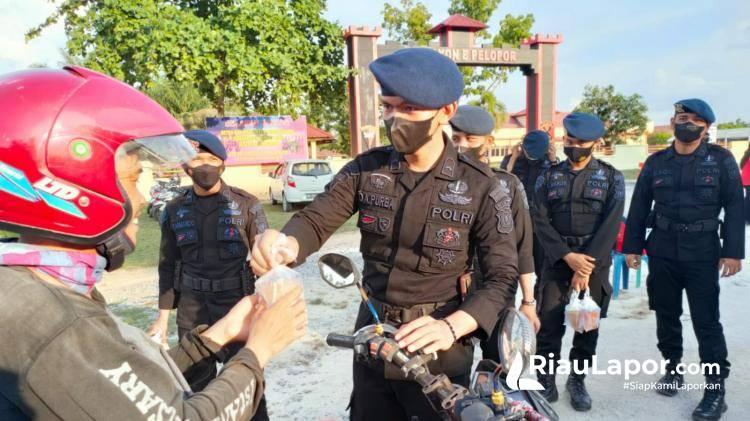 Batalyon B Pelopor Polda Riau Berbagi Takjil Pada Masyarakat