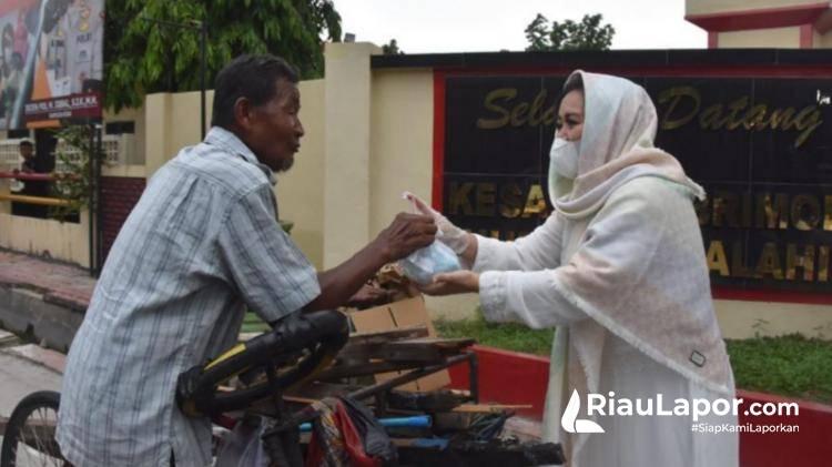 Personil Sat Brimob Riau dan Ketua Bhayangkari Cabang Satbrimob Riau Berbagi Takjil di Bulan Penuh Berkah