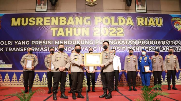 Polresta Pekanbaru Raih Tiga Penghargaan Sekaligus dari Polda Riau dan Kemenpan