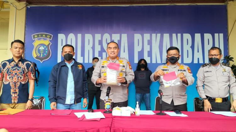 Gonta Ganti Identitas Kelabui Petugas 9 Tahun, Pembunuhan Sadis di Tenayan Raya Ditangkap Polresta Pekanbaru di Medan