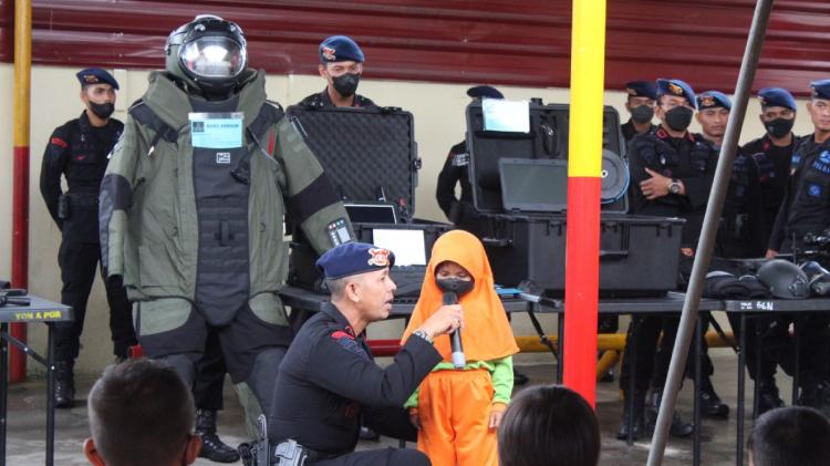 Personel Sat Brimob Riau Sambut Kunjungan Siswa Siswi TK dan PAUD dari Kampar