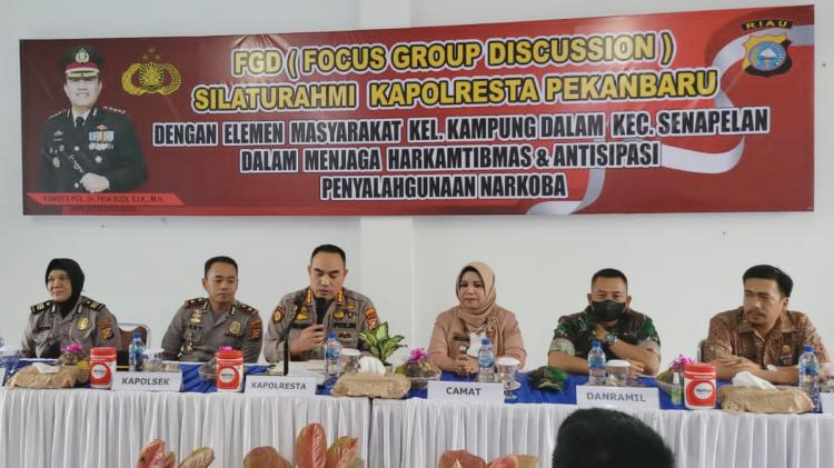 Kapolresta Pekanbaru Sambangi Tokoh Masyarakat Kampung Dalam Kegiatan Diskusi (FGD)