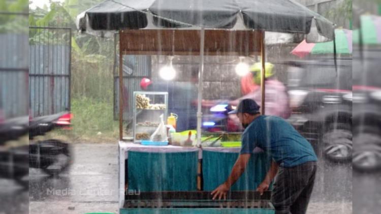 Peringatan Dini BMKG: Waspada, Diperkirakan Hujan Petir disertai Angin Kencang Terjadi di Wilayah Riau