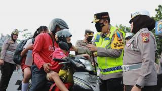Bagikan Helm ke Pengendara, Kapolda Riau Irjen Iqbal: Untuk Keselamatan, Sayangi Anak Anak