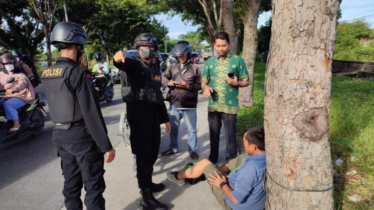 Melihat Warga Tergeletak di Jalan, Personel Brimob Riau Lakukan Evakuasi