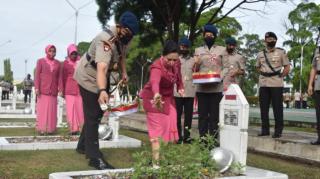 HUT Brimob ke 77, Satuan Brimob Polda Riau Berziarah ke TMP Kusuma Dharma Pekanbaru