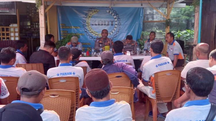 Kampanyekan Keselamatan, Satlantas Polresta Pekanbaru Sambangi Basecamp Sopir Truk Garuda Sakti