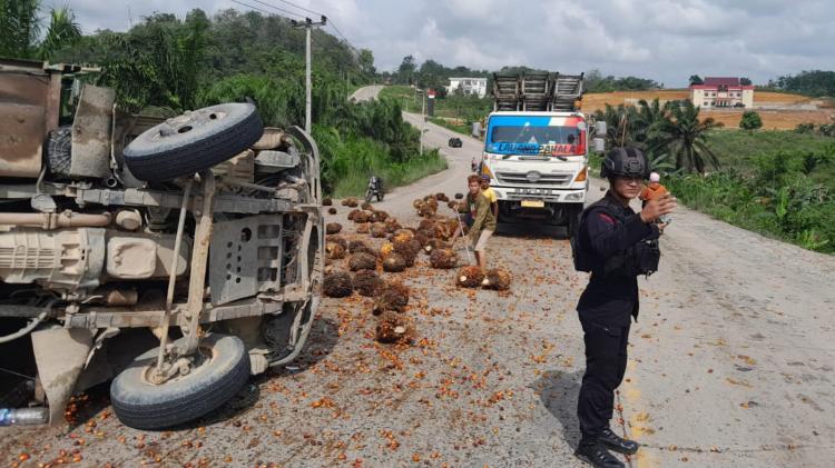 Personel Sat Brimob Riau Bantu Korban Kecelakaan di Tanjakan Merdeka Seberida
