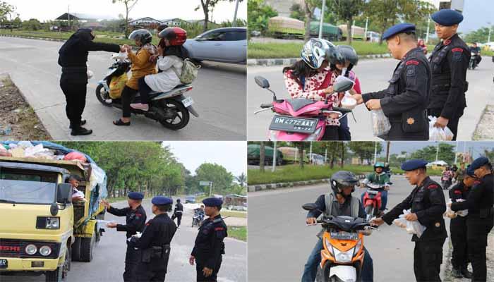 Personel Batalyon A Pelapor Bagikan Takjil ke Pengendara Jalan Kota