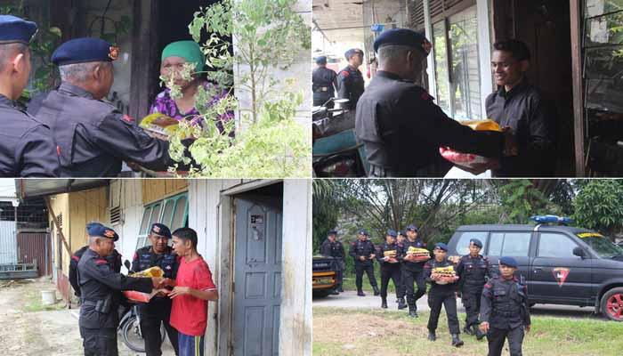 Personel Gegana Brimob Riau Berbagi Paket Sembako di Bulan Suci Ramadan
