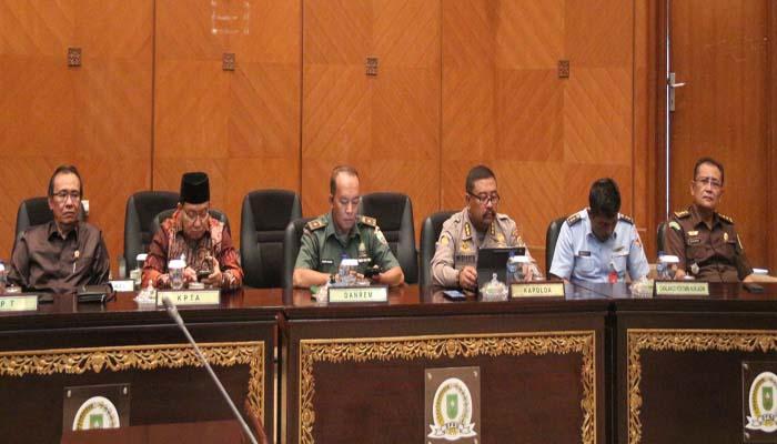 Kaseksi Ideologi, Politik dan Kamhan Intelijen Kejati Riau Hadiri Rapat Paripurna DPRD Riau