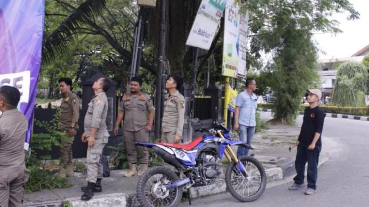 Satpol PP Bersama Bawaslu Kota Pekanbaru Tertibkan Alat Peraga Kampanye
