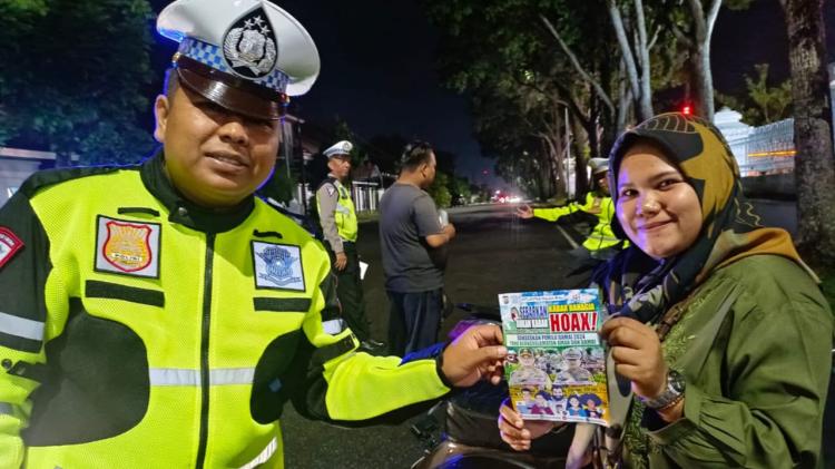 Gandeng Club Motor di Pekanbaru, Kasat PJR Ditlantas Polda Riau Bagikan Brosur ke Masyarakat