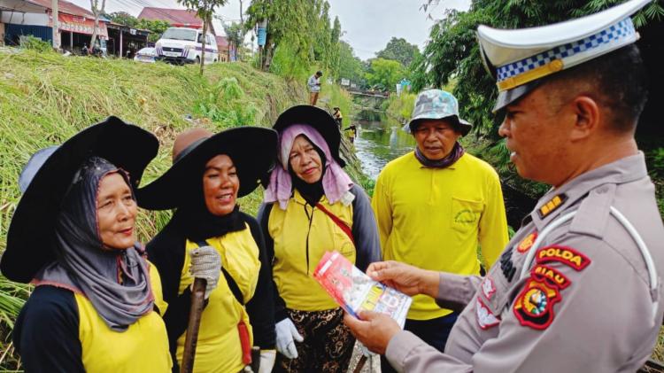 Sembari Gotong Royong Personil Ditlantas Polda Riau Sampaikan Pesan Kamseltibcarlantas dan Pemilu Damai