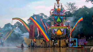 Ribuan Masyarakat Antusias Saksikan Festival Perahu Baganduang di Kuansing Riau